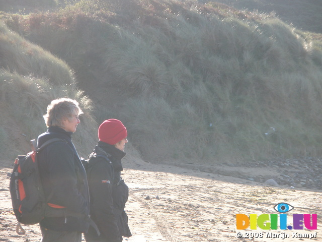 JT00023 Herma and Machteld on beach